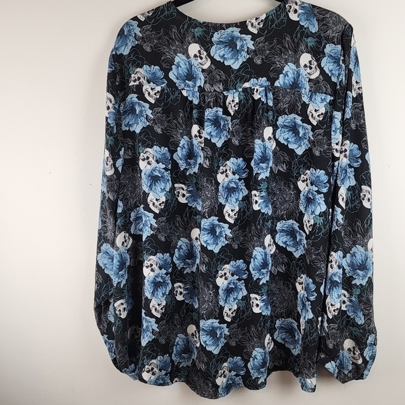 Torrid women size 3 ( 22-24) pintuck button front blouse Skull Floral - Picture 8 of 15